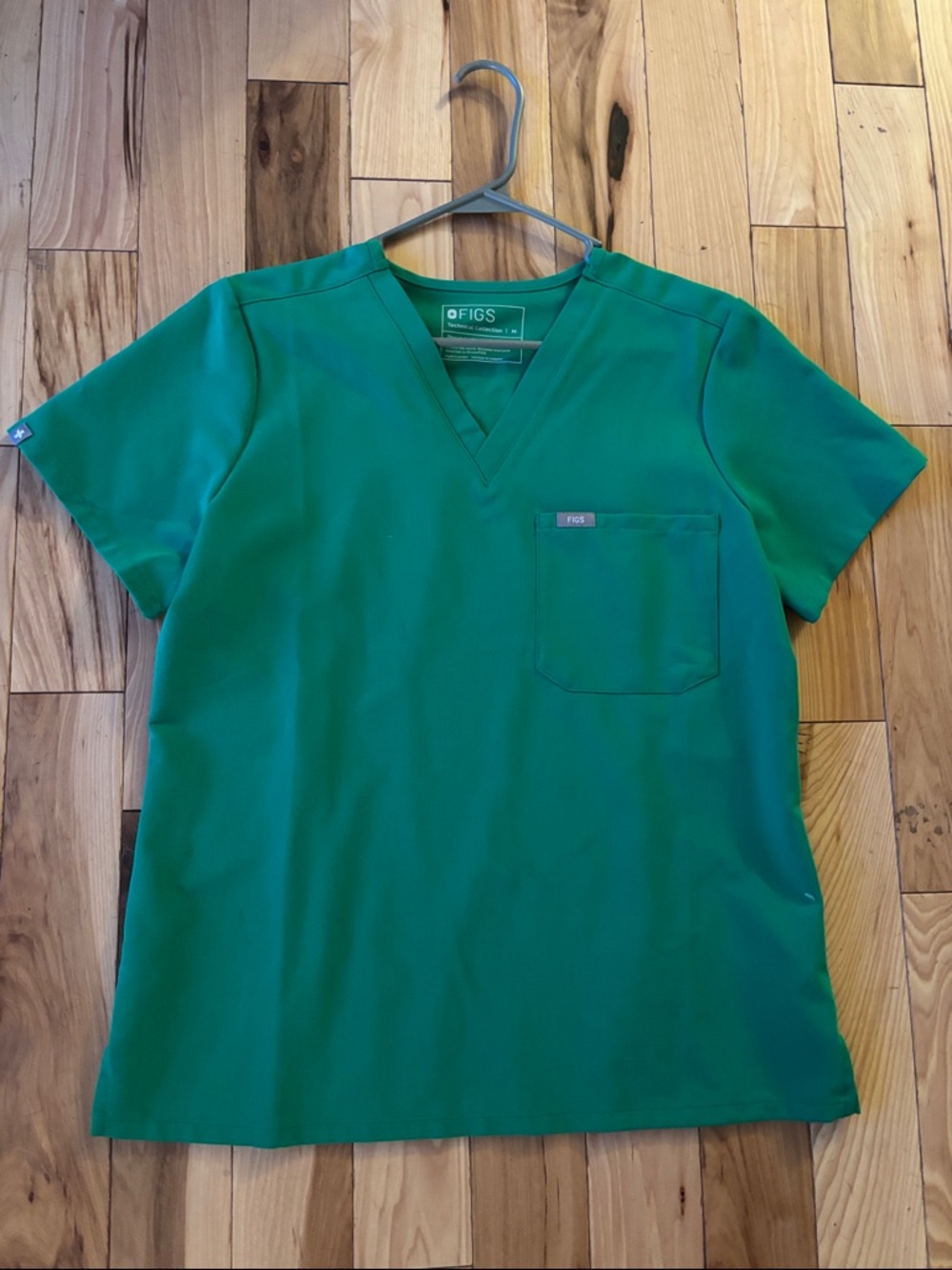 Figs scrub top in Emerald